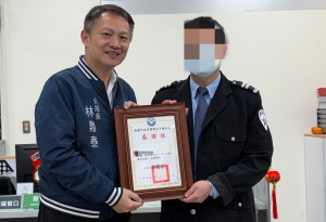 中壢警分局長林鼎泰頒發感謝狀，感謝金融機構與保全人員站在阻詐第一線，為民眾財產安全把關。