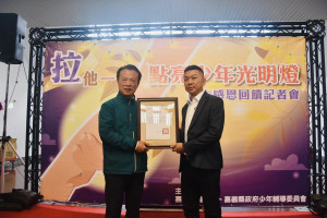 竹香園餐飲集團董事長張獻元獲頒嘉義縣警察局感謝狀。(圖／記者陳致愷翻攝)