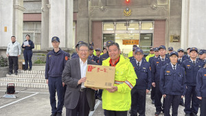 縣長楊文科至縣警察局，慰勉參與安全維護工作的員警、義警。