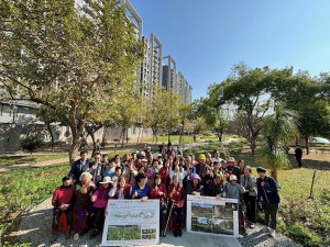 花之道啟用鄉親合影。林重鎣