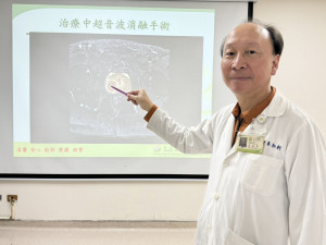 臺中醫院泌尿科朱朗軒主任說明，患者透過免開刀的海神刀超音波消融手術根除惡性腫瘤，還成功保留性功能還沒有漏尿困擾。圖/台中醫院