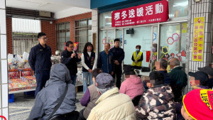 普仁里警民攜手關懷弱勢暖心過好年。