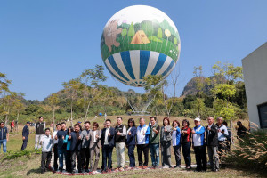 全國首座氦氣球試營運來賓齊見證推薦新年來走春。（南投縣府提供）