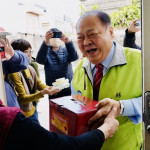 陳光復慰問送餐志工　啟動春節「擁抱獨老」關懷物資發送
