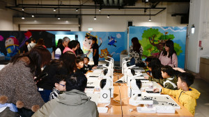 小朋友與圍棋機器人對弈，對其思考力等很有幫助。（樹德半山夢工廠提供）