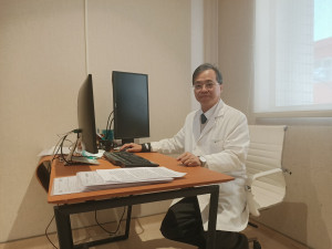 吃年菜也要看「藥」臉色？抗凝血劑服用者的安心飲食指南。
圖2：尹居浩主任看診。