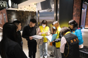 竹縣府傳播行銷處會同產業發展處、交通處、消防局、衛生局及消保官等相關單位，對於轄內百老匯影城竹北店辦理聯合稽查。