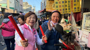 楊瓊瓔清水高中的同學得知她在市場發春聯，特地趕到現場力挺。