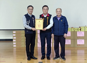 桃園分局長黃智民（左）頒發感謝狀給義警中隊長呂朝福（右），蘇家明榮譽中隊長陪同合影（右）