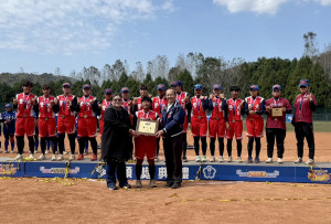 114學年度大專女子壘球聯賽暨大奪冠，獎牌由運動部競技司專門委員黃筱棻(左)頒發，暨大公行三年級胡品葳隊長(中)、副校長楊振昇(右)代表受獎。（暨大提供）