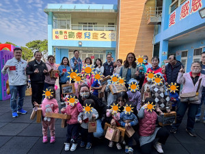 市長張善政至育德兒童之家、樂活育幼院致贈春節福袋，孩子們開心圍繞爭相領取紅包，現場洋溢年節溫馨氛圍。