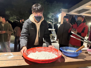 東勢林場在農曆過年期間推出「除夕歡唱夜、日間走春遊」活動，安排到園區內的民俗公園享用象徵團圓與吉祥的湯圓，感受年節文化意涵。(圖/東勢林場)