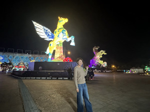 許縣長12日晚間到南投燈會會場檢視，邀請全國民眾來走春。（記者扶小萍攝）