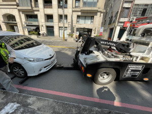 警方依規當場掣單舉發，並將車輛移置保管禁止行駛。