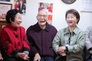 盧市長與兩位長輩話家常
