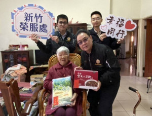 新竹榮服處鞠宗顯處長（前右）親訪孫伯伯並致贈營養品予孫太太。