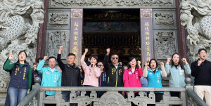 陳亭妃與鄭淑方春節前夕前往楊梅錫福宮參香祈福，與地方民代一同向三官大帝虔誠參拜，祈求地方平安順遂。