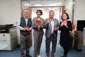 許縣長王副縣長等到各局處發送小紅包祝賀同仁新年快樂。（縣府提供）