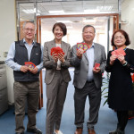 許縣長王副縣長等到各局處發送小紅包祝賀同仁新年快樂。（縣府提供）