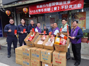 中壢警攜手地方仕紳寒冬送暖，發送年菜物資關懷弱勢家庭。