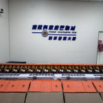 南投縣警局刑警大隊赴台中破獲紫南宮馬年套幣被仿製。（縣警局提供）