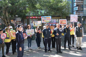 大溪警分局長徐章哲帶領宣導團隊前往大溪第一公有零售市場，辦理治安、交通及婦幼預防犯罪宣導活動。
