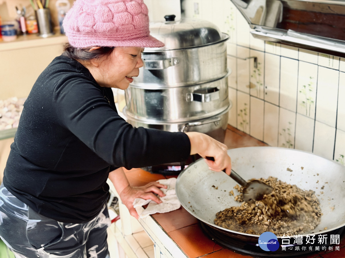桃園在地粄食職人巫貞錦以香菇、肉末、蝦米等配料拌炒鹹年糕內餡，展現傳統工序對火候與材料比例的細緻掌握。