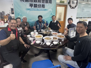 桃市議員楊家俍春節加菜慰勞平鎮警員。