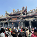 大年初一受天宮湧入約10萬人潮上香祈求玄天上帝庇佑。（記者扶小萍攝）