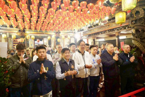 張市長前往仁海宮參拜，祈福護佑市民一整年。