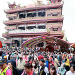 敦和宮主祀玄壇真君武財神趙天君，年初一信眾來求財人山人海。（縣府提供）