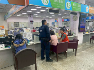 地所人員與轄區員警提醒不動產防詐。