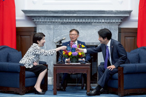 現任日本總理大臣高市早苗（左），曾在2025年4月28日，以時任日本國會眾議員暨前經濟安全保障擔當大臣的身分，獲總統賴清德（右）接見。（圖／資料照片，圖源：總統府Flickr）