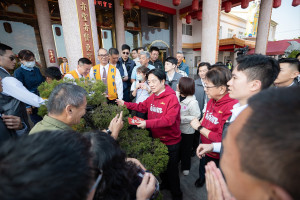 總統賴清德於2月18日大年初二，赴屏東南州「精明寶宮」參香、發放福袋。（圖／總統府Flickr）