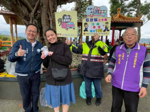 分局長徐章哲率領宣導團隊，深入廟宇人潮聚集場所，與鄉親及遊客面對面互動。
