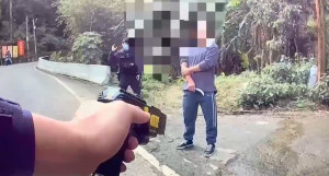 員警面對持鐮刀揮舞的林姓男子保持安全距離勸導，並通報支援警力戒護，成功化解危機。