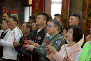 行政院長卓榮泰20日赴台中東勢東聖宮參拜祈福。（圖／行政院新聞傳播處提供）