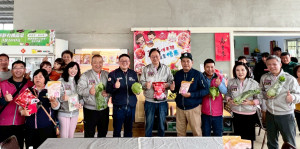 桃園市長張善政前往中壢區草莓農園走春體驗採果，發放新春福袋，向現場民眾拜年。