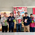 桃園市長張善政前往中壢區草莓農園走春體驗採果，發放新春福袋，向現場民眾拜年。