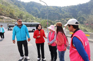 雲林縣長張麗前往草嶺地區，實地勘查櫻花季期間交通接駁與疏運狀況／翻攝照片