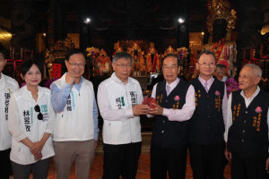 民眾黨創黨主席柯文哲大年初六南下嘉義，首次穿上總幹事背心與嘉義市長參選人張啓楷、立法委員王安祥等人合體走春拜廟。(圖／民眾黨嘉義黨部提供)