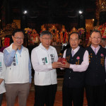 民眾黨創黨主席柯文哲大年初六南下嘉義，首次穿上總幹事背心與嘉義市長參選人張啓楷、立法委員王安祥等人合體走春拜廟。(圖／民眾黨嘉義黨部提供)