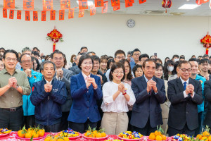 國民黨立委徐欣瑩與縣長楊文科及議長張鎮榮互道新春如意。