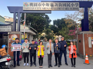 桃園市政府警察局動員各分局警力進駐校園周邊重要路口，協助導護學童安全通行，維持交通順暢。