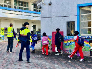 南投縣各分局都派員警協助學校維護學童安全上學。（南投縣警局提供）
