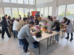 (業者提供)磐興建設過年期間舉辦的「年花教學」活動已持續十五年，邀請住戶回娘家感受品牌溫度。圖/業者提供