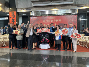 嘉賓啟動賀歲光球。（記者扶小萍攝）