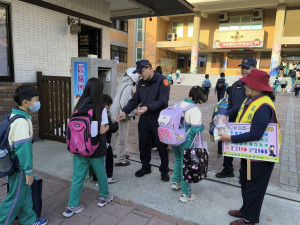 開學首日守護學童安全，彰化縣警察局鹿港分局啟動護童專案。圖／彰化縣警局提供