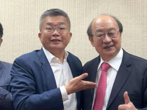 新任民主進步黨立法院黨團總召蔡其昌（左）與原任總召柯建銘（右）。（圖／翻攝自吳思瑤Facebook）