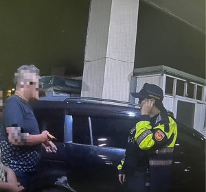 女童誤食清潔劑急求助，楊梅警火速開道送醫。